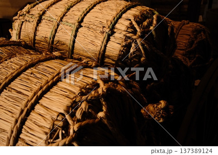 積み上げられた米俵 日本の伝統的な米の貯蔵 積み上げられた米俵 日本の伝統的な米の貯蔵 137389124