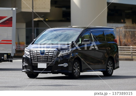 走行中の黒い高級ミニバン 走行中の黒い高級ミニバン 137389315