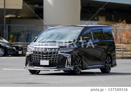 走行中の黒い高級ミニバン 走行中の黒い高級ミニバン 137389316