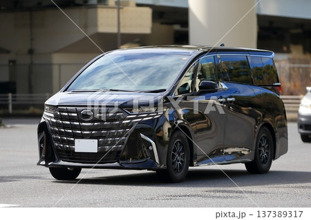 走行中の黒い高級ミニバン 走行中の黒い高級ミニバン 137389317