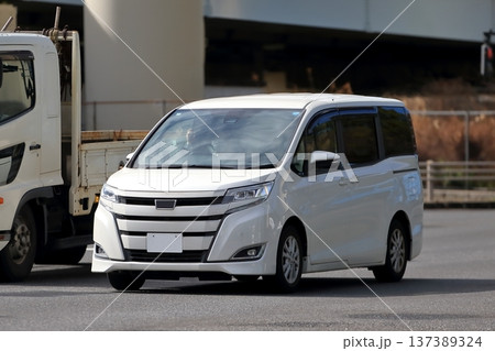 走行中の白いミニバン 走行中の白いミニバン 137389324