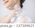 ボディソープで体を洗う女性 137389625