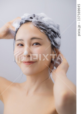 シャンプーする女性 シャンプーする女性 137389645