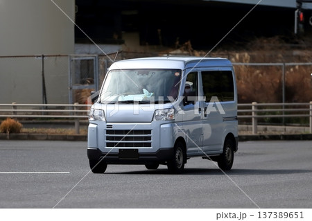 走行中の軽自動車(箱バン) 走行中の軽自動車(箱バン) 137389651