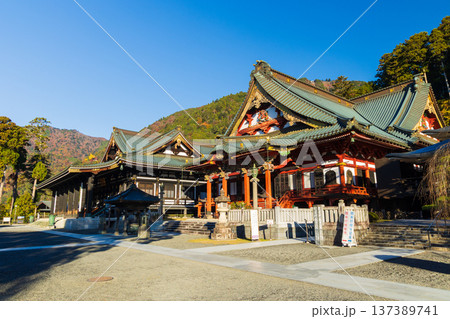 秋の山梨県身延町 紅葉の身延山久遠寺 秋の山梨県身延町 紅葉の身延山久遠寺 137389741