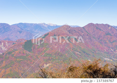 秋の山梨県身延町 紅葉の身延山 北展望台からの眺望 秋の山梨県身延町 紅葉の身延山 北展望台からの眺望 137389767