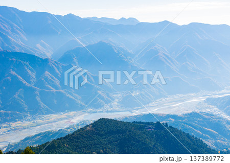 秋の山梨県身延町　紅葉の身延山　東展望台からの眺望 137389772