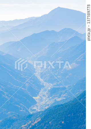 秋の山梨県身延町　紅葉の身延山　南展望台からの眺望 137389778