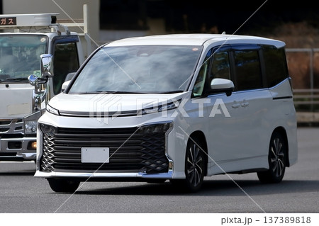 走行中の白いミニバン 走行中の白いミニバン 137389818