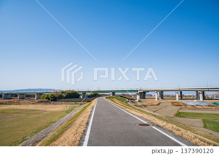 城陽市の田園地帯を通る自動車専用道路　京奈和自動車道　京都府城陽市 137390120