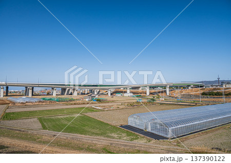 城陽市の田園地帯を通る自動車専用道路　京奈和自動車道　京都府城陽市 137390122