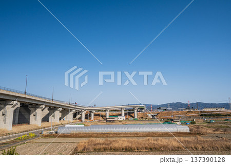 城陽市の田園地帯を通る自動車専用道路　京奈和自動車道　京都府城陽市 137390128
