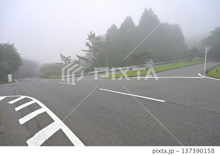 伊豆半島の戸田峠 霧の静岡県道18号修善寺戸田線に西伊豆スカイラインが合流する場所 伊豆半島の戸田峠 霧の静岡県道18号修善寺戸田線に西伊豆スカイラインが合流する場所 137390158