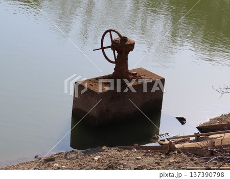 湖の上にある錆びたハンドル 137390798