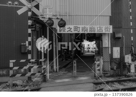 懐かしい昭和の雰囲気のある懐かしいレトロな商店街 懐かしい昭和の雰囲気のある懐かしいレトロな商店街 137390826
