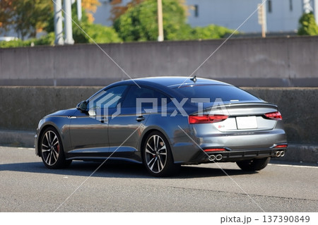 ドイツ製の高級セダン 137390849