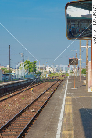 田舎の無人駅と青空が広がる線路 137390877