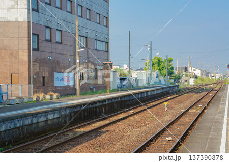 ローカル駅のプラットフォームと線路の続く風景 137390878