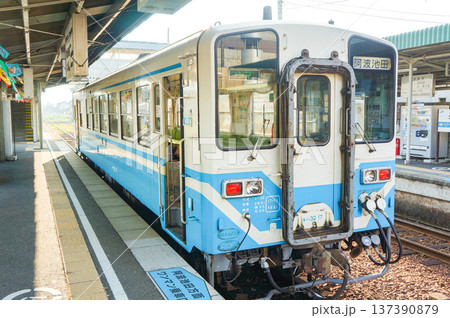 ローカル線の気動車と静かな駅の風景 ローカル線の気動車と静かな駅の風景 137390879