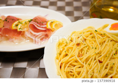 ペペロンチーノと生ハムの前菜がおしゃれなイタリアンディナー 137390918