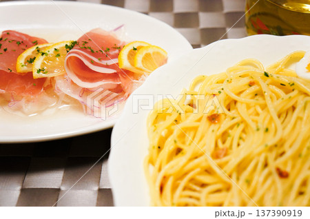 ペペロンチーノと生ハムの前菜がおしゃれなイタリアンディナー ペペロンチーノと生ハムの前菜がおしゃれなイタリアンディナー 137390919