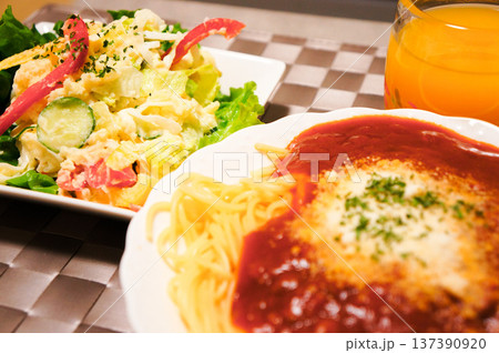 ミートソーススパゲティとポテトサラダのボリュームたっぷりランチ 137390920