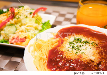 ミートソーススパゲティとポテトサラダのボリュームたっぷりランチ ミートソーススパゲティとポテトサラダのボリュームたっぷりランチ 137390921