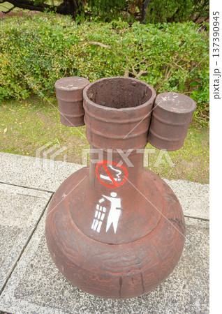 ユニークなデザインの台湾のゴミ箱 137390945