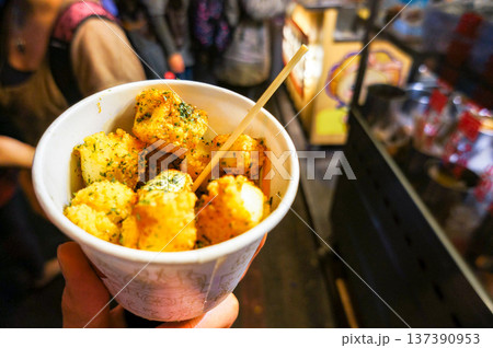カリカリ食感！フライドチーズまたは揚げ豆腐の屋台グルメ 137390953