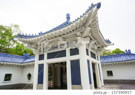 伝統的な台湾の門と美しい青い屋根の建築 137390957
