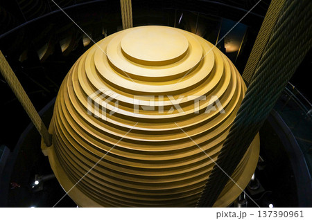 台北101の振り子型ダンパーの構造美 137390961