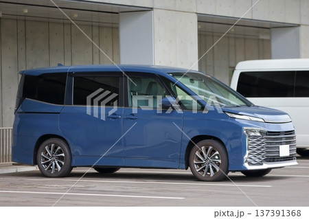 駐車中の国産ミニバン 駐車中の国産ミニバン 137391368