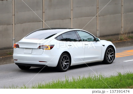 アメリカ製の電気自動車 137391474