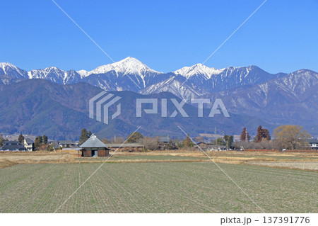 早春の安曇野 田園と北アルプス 早春の安曇野 田園と北アルプス 137391776