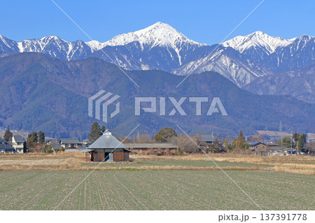 早春の安曇野　田園と北アルプス 137391778