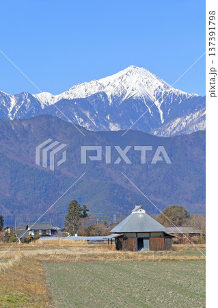 早春の安曇野　田園と北アルプス 137391798