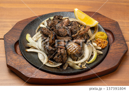 鶏もも籠炙り 炭火で香ばしく焼いた鶏肉料理 137391804