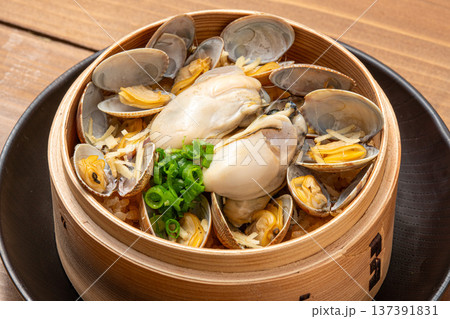 牡蠣とあさりの生姜飯 海鮮の旨味が広がる炊き込みご飯 137391831