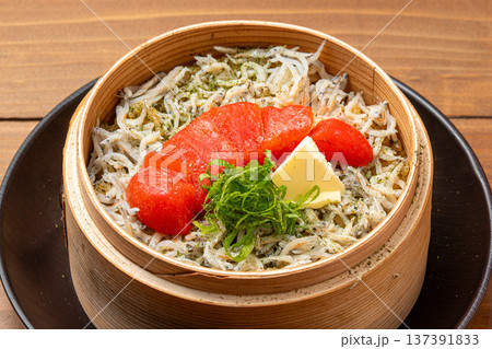 しらす明太バター飯 旨味たっぷりの和風ご飯料理 しらす明太バター飯 旨味たっぷりの和風ご飯料理 137391833