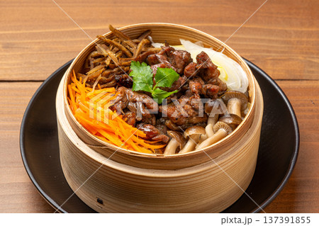 鶏五目飯 具だくさんの和風炊き込みご飯 鶏五目飯 具だくさんの和風炊き込みご飯 137391855