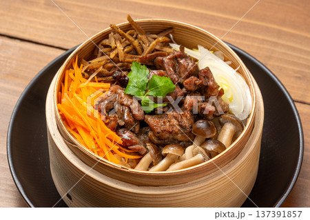 鶏五目飯 具だくさんの和風炊き込みご飯 鶏五目飯 具だくさんの和風炊き込みご飯 137391857
