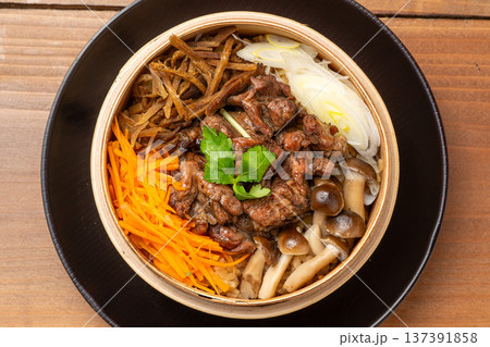 鶏五目飯 具だくさんの和風炊き込みご飯 鶏五目飯 具だくさんの和風炊き込みご飯 137391858