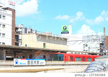 愛知県豊田市、名鉄豊田市駅に停車する電車の風景 愛知県豊田市、名鉄豊田市駅に停車する電車の風景 137392469