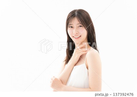 白背景でスキンケアをする女性のビューティーイメージ 白背景でスキンケアをする女性のビューティーイメージ 137392476