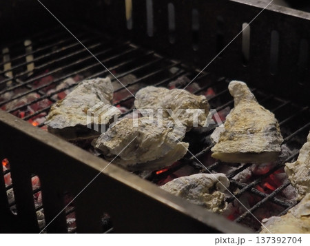 網焼き中の牡蠣 網焼き中の牡蠣 137392704