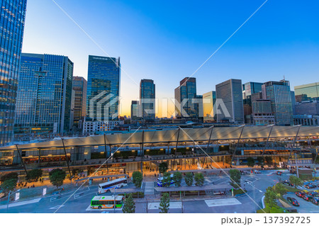 東京 千代田区 丸の内 東京駅の夜景(東京ミッドタウン八重洲 八重洲テラスより) 東京 千代田区 丸の内 東京駅の夜景(東京ミッドタウン八重洲 八重洲テラスより) 137392725