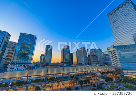東京　千代田区　丸の内　東京駅の夜景（東京ミッドタウン八重洲　八重洲テラスより） 137392726