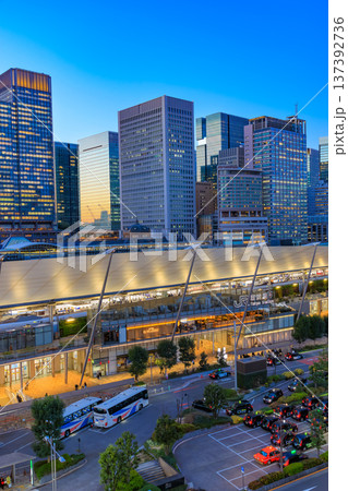 東京 千代田区 丸の内 東京駅の夜景(東京ミッドタウン八重洲 八重洲テラスより) 東京 千代田区 丸の内 東京駅の夜景(東京ミッドタウン八重洲 八重洲テラスより) 137392736