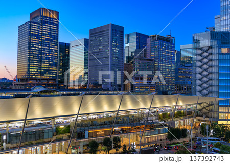 東京　千代田区　丸の内　東京駅の夜景（東京ミッドタウン八重洲　八重洲テラスより） 137392743