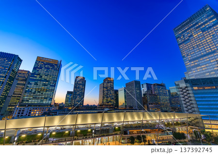 東京 千代田区 丸の内 東京駅の夜景(東京ミッドタウン八重洲 八重洲テラスより) 東京 千代田区 丸の内 東京駅の夜景(東京ミッドタウン八重洲 八重洲テラスより) 137392745